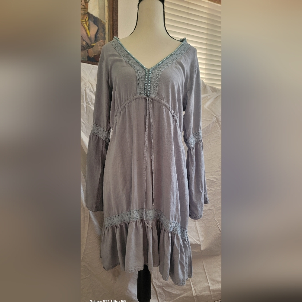 Elegant Lavender V-Neck Tunic with Lace Trim